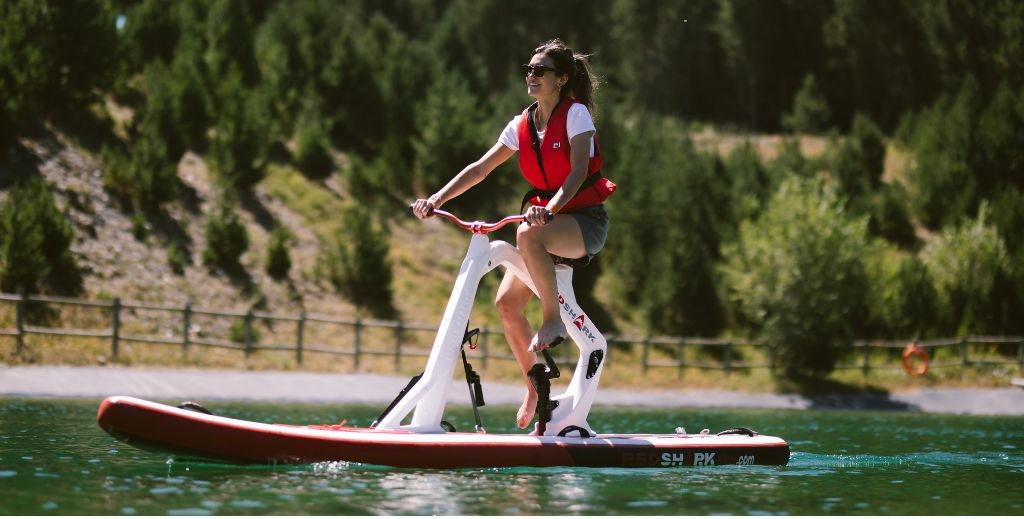 Red Shark, una bicicleta sobre tabla de paddle surf en el lago de Grandvalira - Mamá Tiene un Plan.