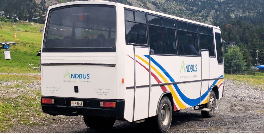 Bus 4x4 para subir al Lago de Pessons, en Andorra - Mamá Tiene un Plan.