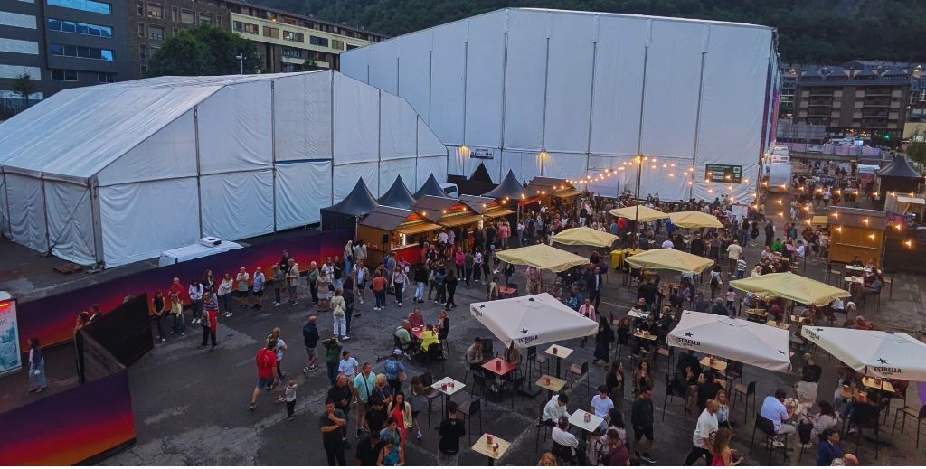 Espacio de restauración y tienda oficial en IL·LU de Cirque du Soleil - Mamá Tiene un Plan.