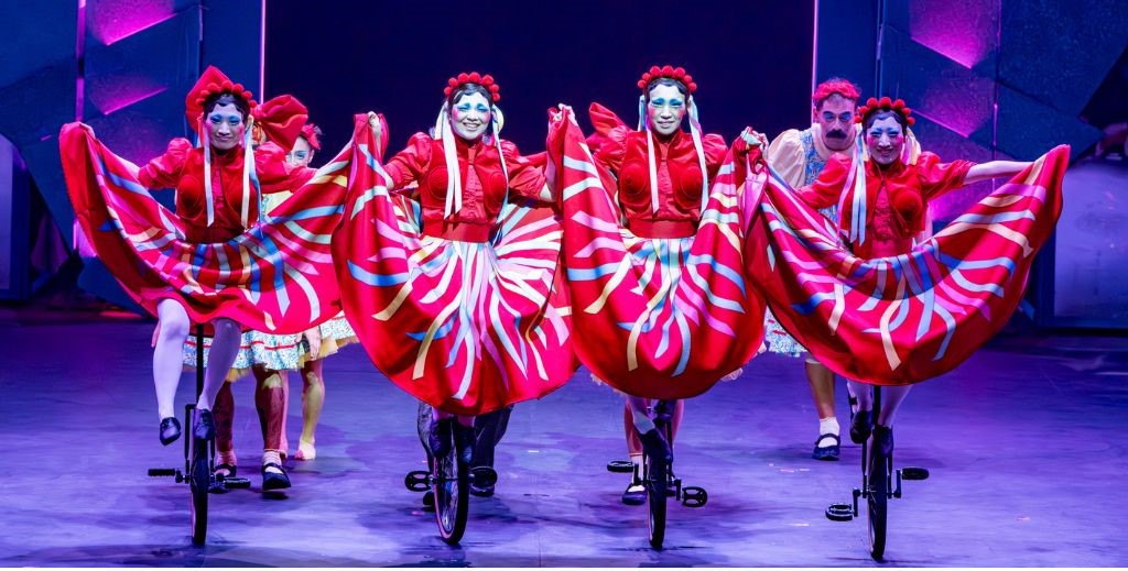 Escena de IL·LU de Cirque du Soleil - Mamá Tiene un Plan.