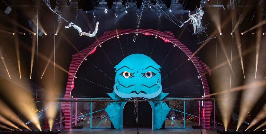 Escena de trapecio volador en IL·LU de Cirque du Soleil - Mamá Tiene un Plan.