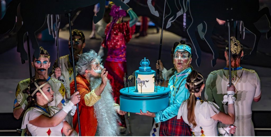 Escena del carrusel del tiovivo en IL·LU de Cirque du Soleil - Mamá Tiene un Plan.