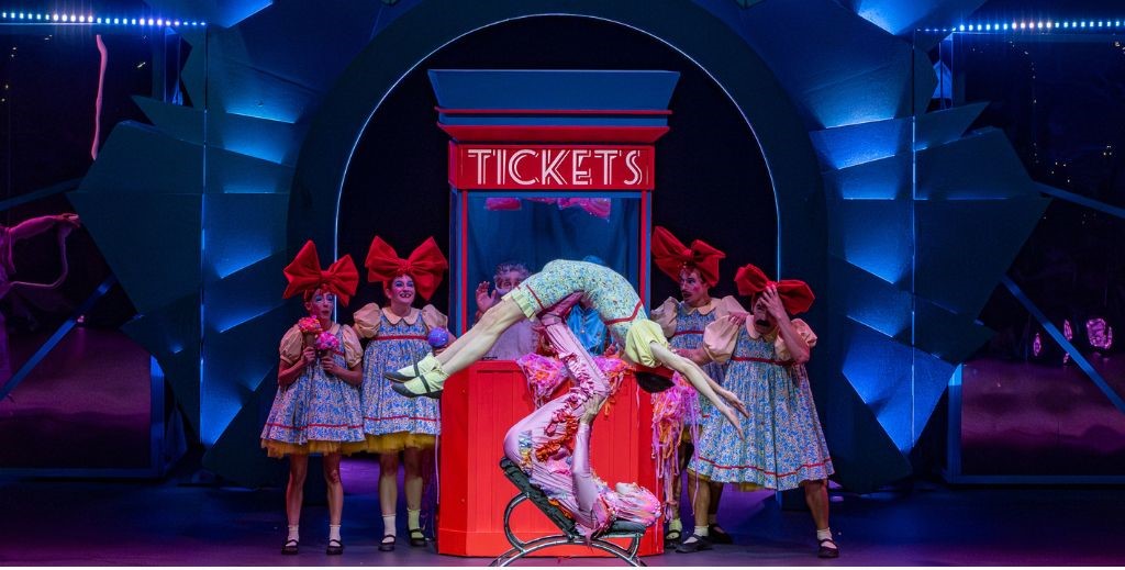 Escena de acrobacias en IL·LU de Cirque du Soleil - Mamá Tiene un Plan.