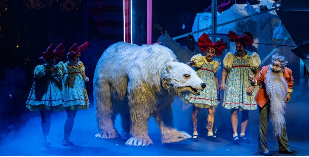 Escena de IL·LU de Cirque du Soleil - Mamá Tiene un Plan.
