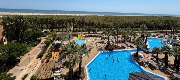 Vista de la playa y las piscinas desde la terraza de las habitaciones del hotel Vila Galé Isla Canela - Mamá Tiene un Plan.