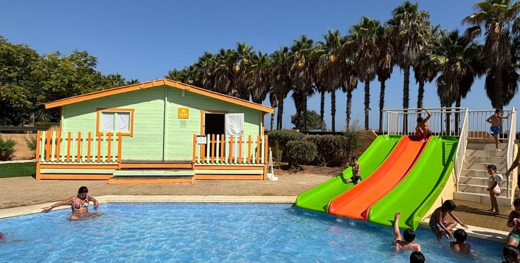 Vila Galé Isla Canela cuenta con piscina infantil con toboganes de colores - Mamá Tiene un Plan.
