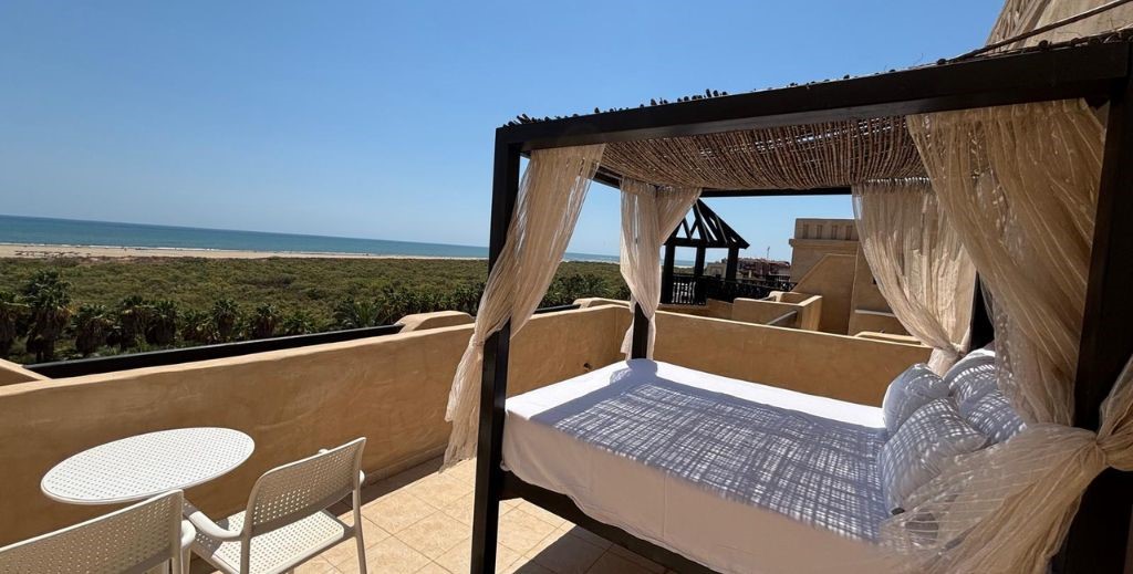 Terraza con cama balinesa de habitación tipo Suite Dúplex - Mamá Tiene un Plan.