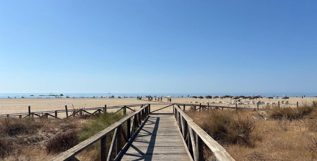 La zona de la piscina de Vila Galé tiene acceso directo a la paradisíaca playa - Mamá Tiene un Plan.