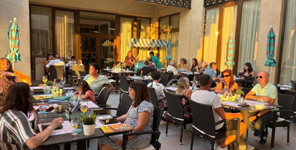 Terraza del restaurante Massa Fina de Vila Galé Isla Canela - Mamá Tiene un Plan.