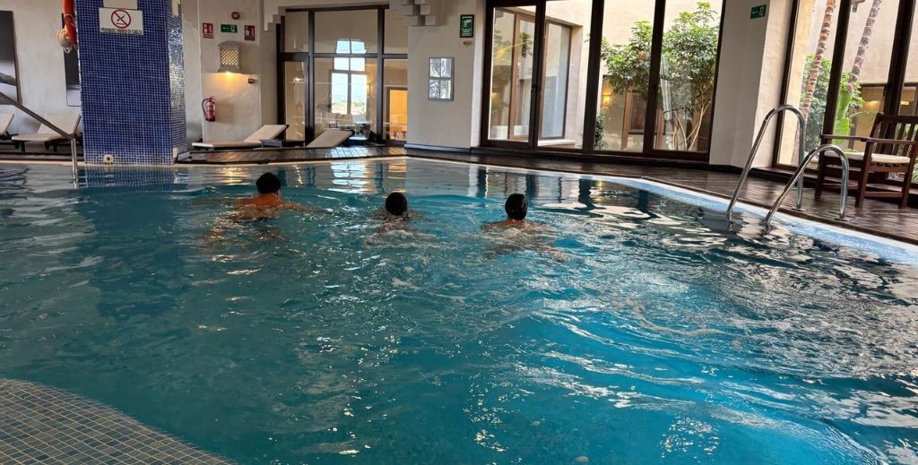 El circuito termal del Spa Satsanga cuenta con piscina climatizada, jacuzzi, saunas y duchas de contraste - Mamá Tiene un Plan.