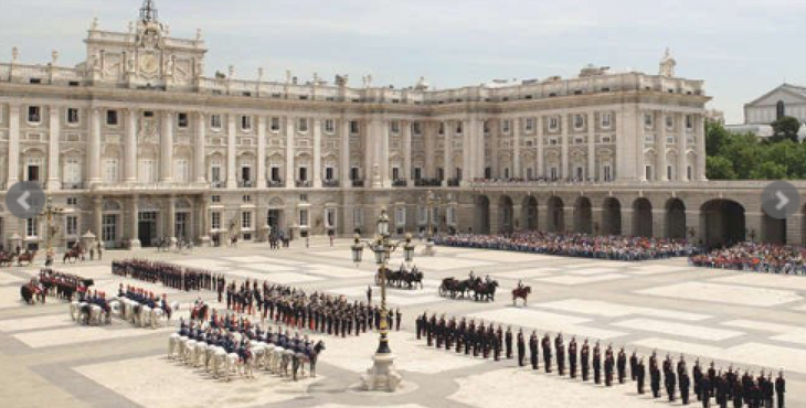 Relevo solemne de la guardia en el Palacio Real